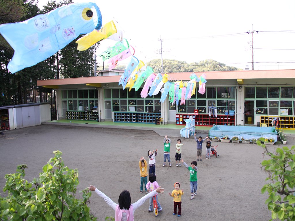 みんなで鯉のぼりに手を振ろう