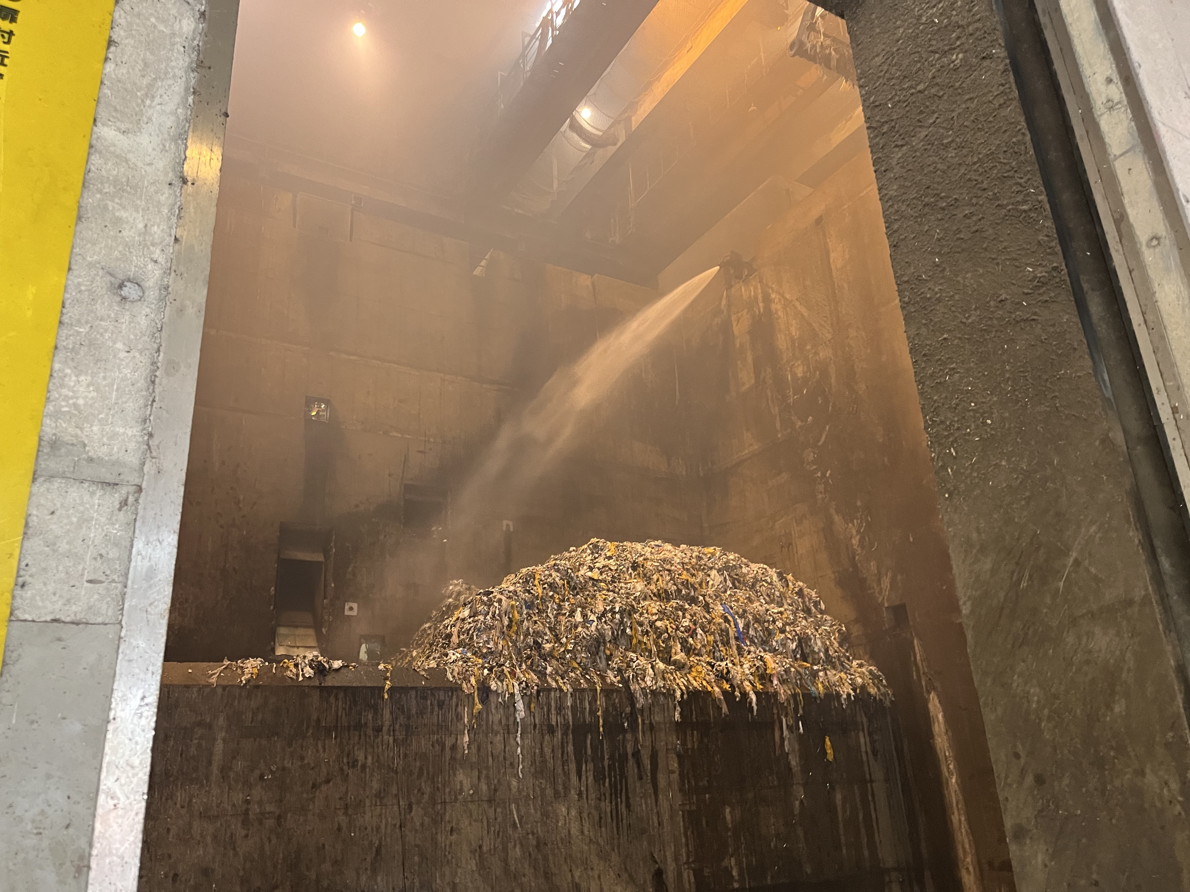 可燃ピット内での発火により放水銃で放水している様子