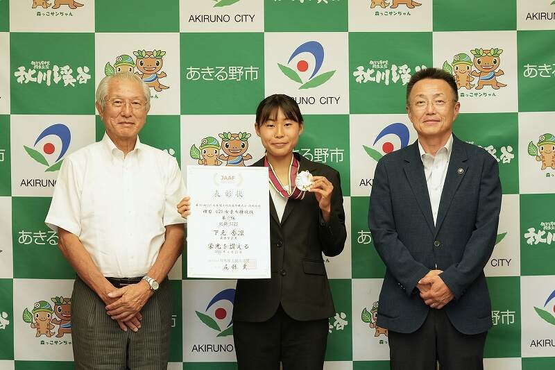 記念写真　右から中嶋市長、下元選手、丹治教育長