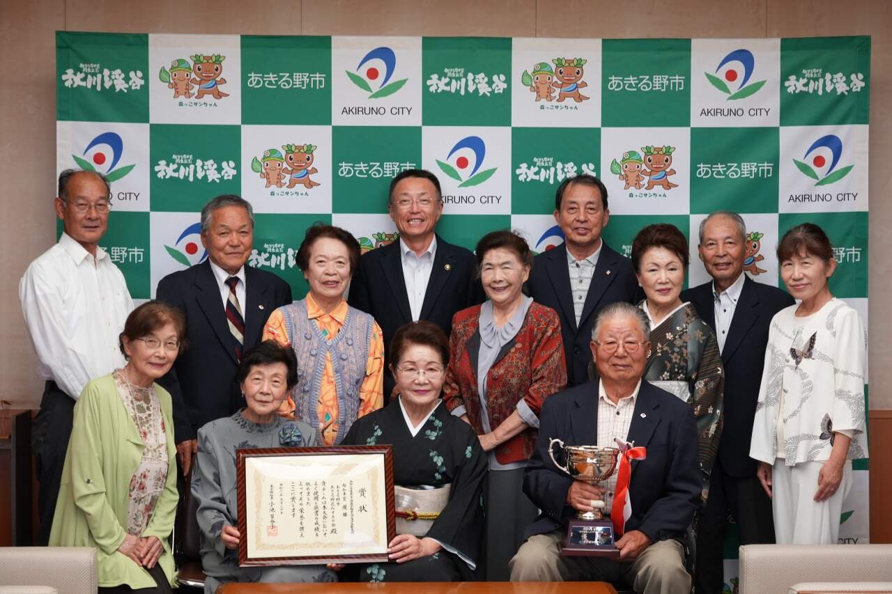 あきる野花みずきの会の皆さんと中嶋市長