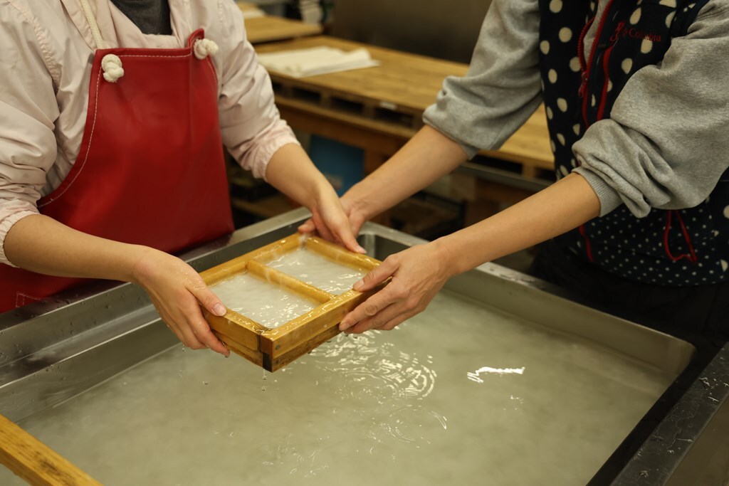 紙すき体験の様子です